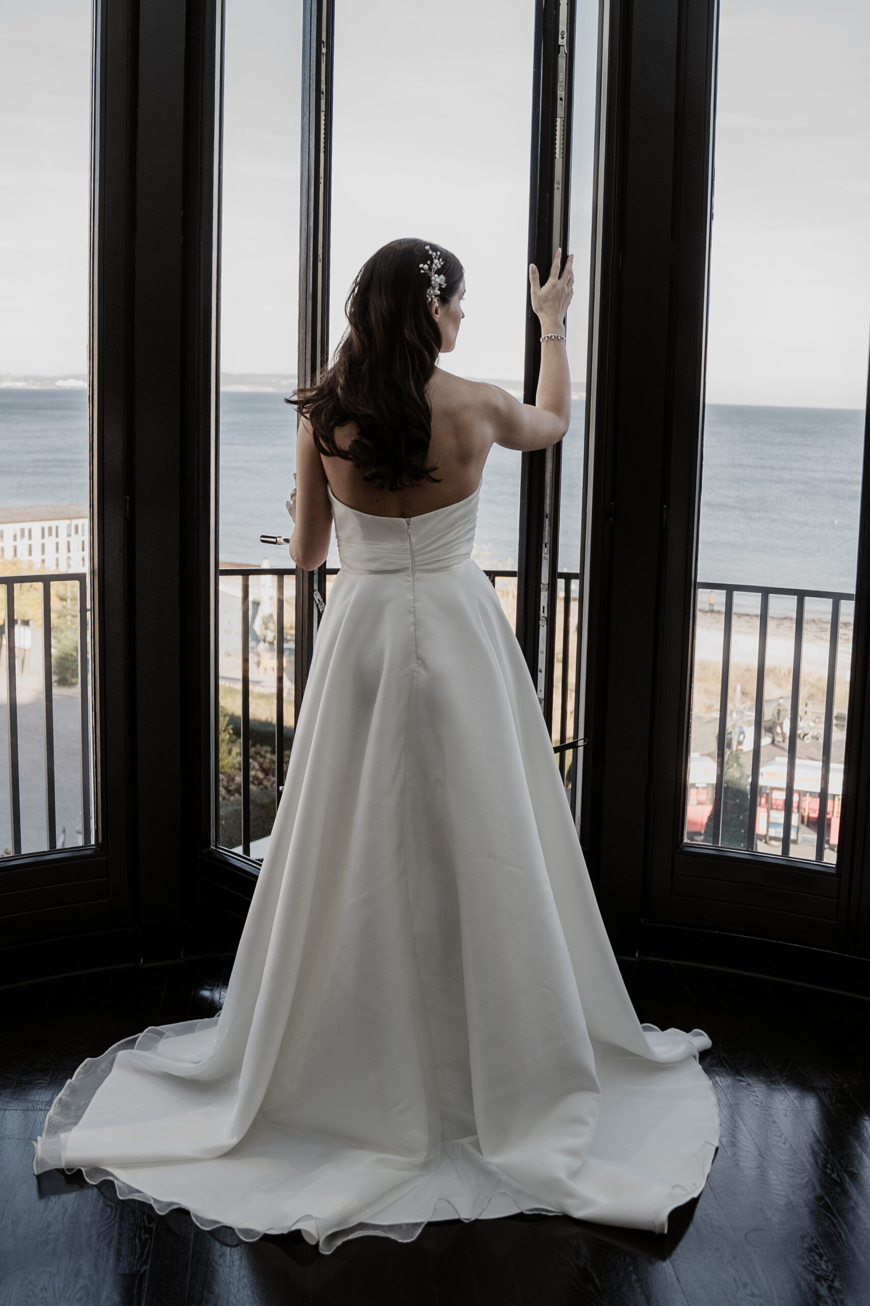 Braut beim Getting Ready mit Blick auf die Ostsee