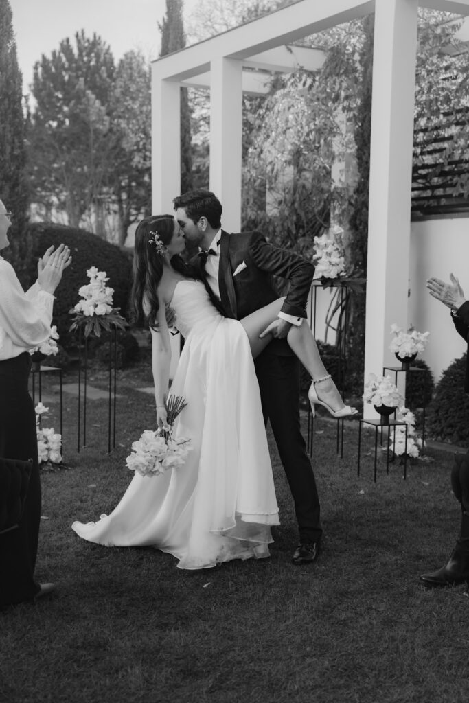Hochzeitskuss einer romantischen Hochzeitsfeier - Heirat an der Ostsee mit Wedding Planner Mandy Knebusch