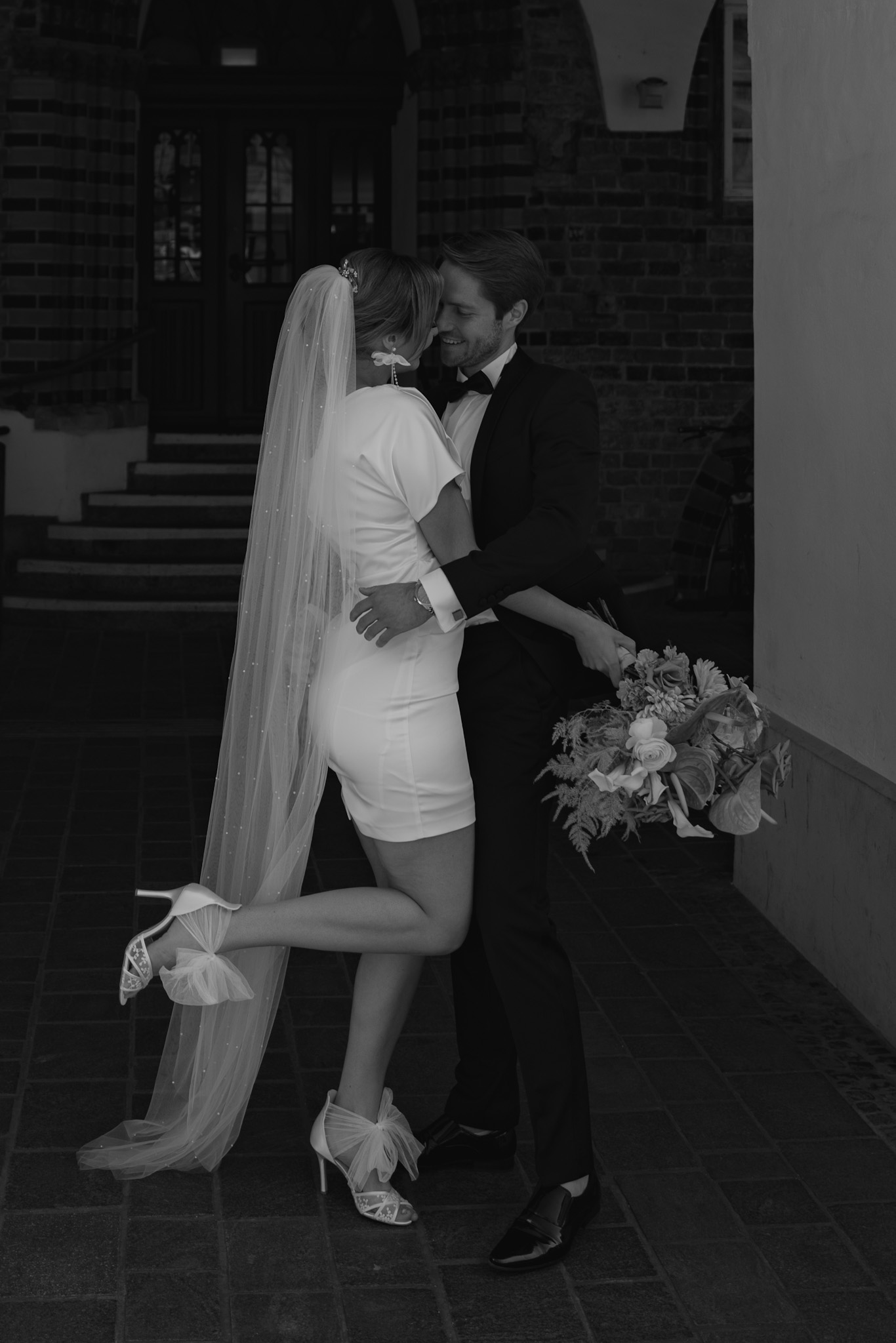 Brautpaar bei einer eleganten Hochzeit