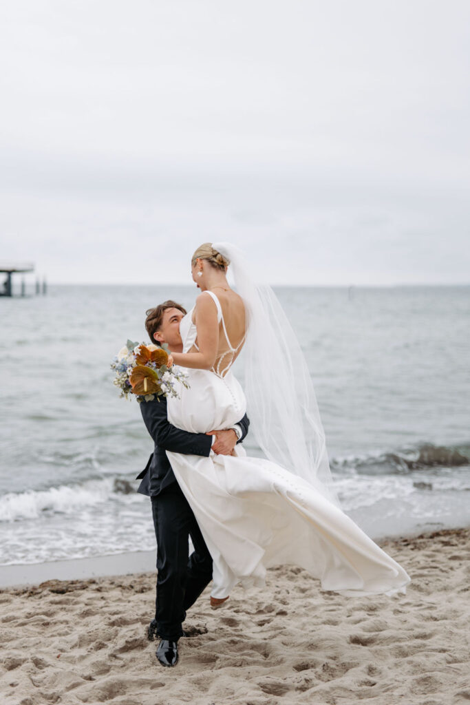 Hochzeitspaar im Timmendorfer Strand - Hochzeit an der Ostsee, Trauung Strandhochzeit