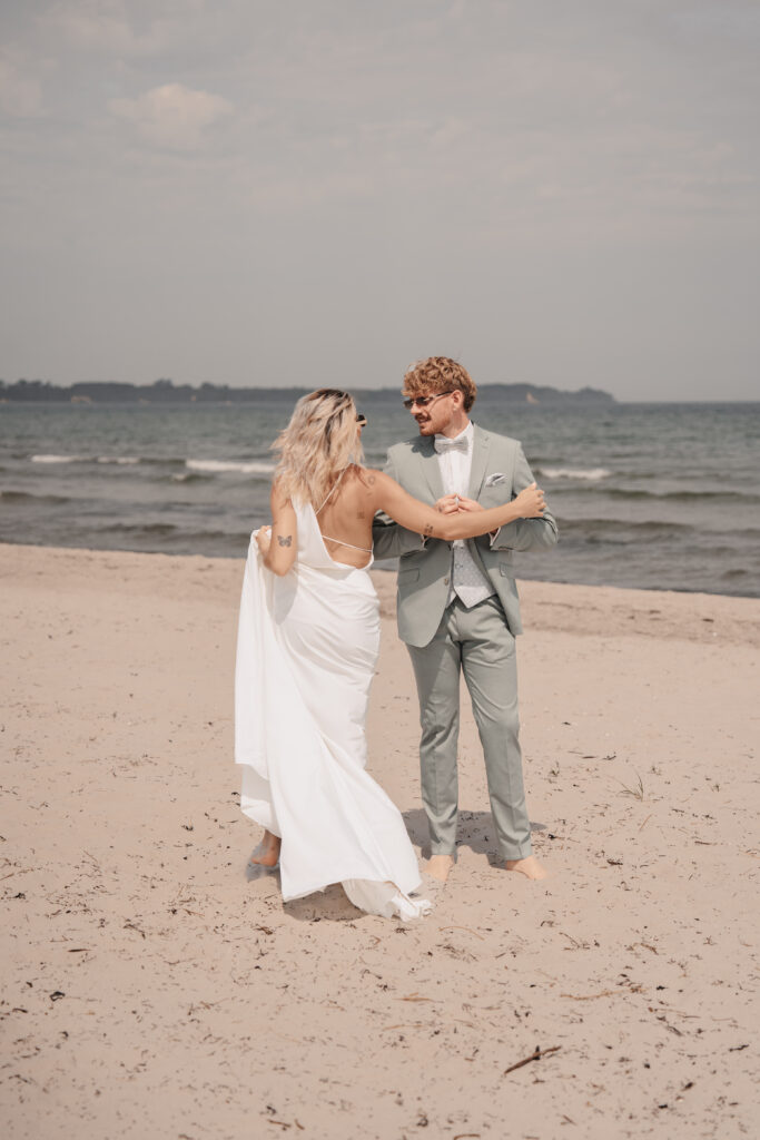 An der Ostsee heiraten - Hochzeitswochenende und Flitterwochen in Norddeutschland, Mandy Knebusch für Strandhochzeiten