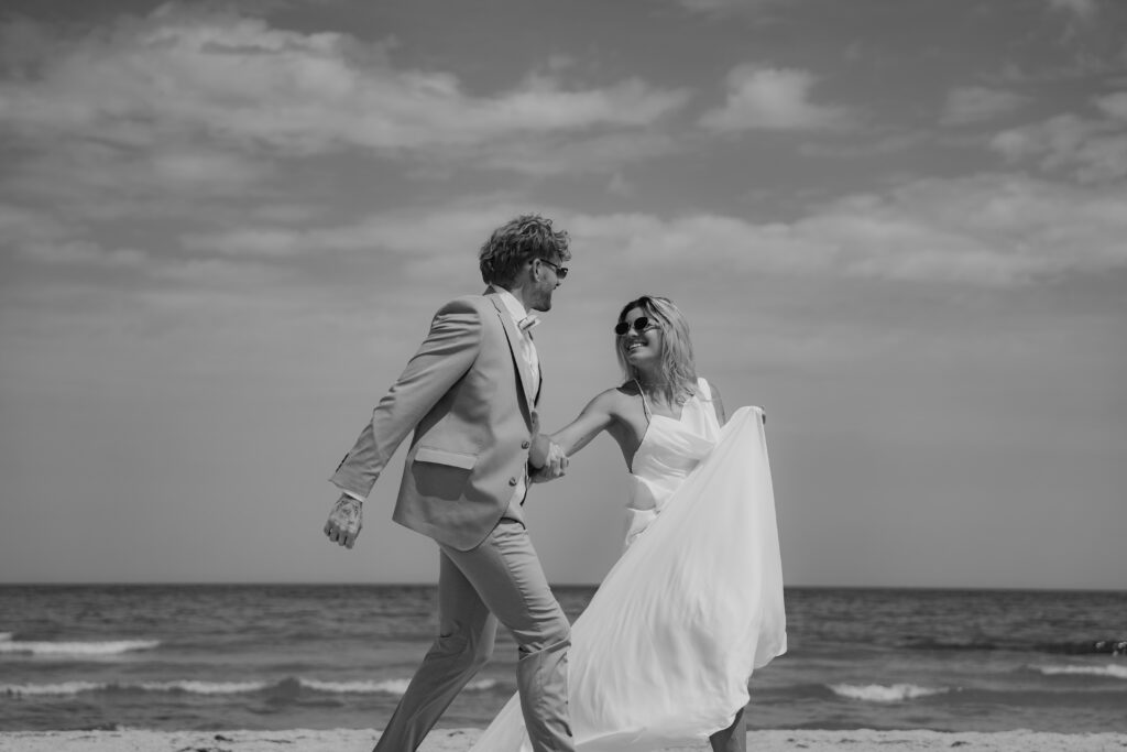Brautpaar am Strand der Ostsee - Intime Hochzeit mit Hochzeitsplanerin Mandy Knebusch