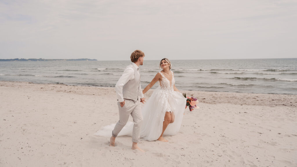 Brautpaar bei einer Tiny Wedding am Strand.