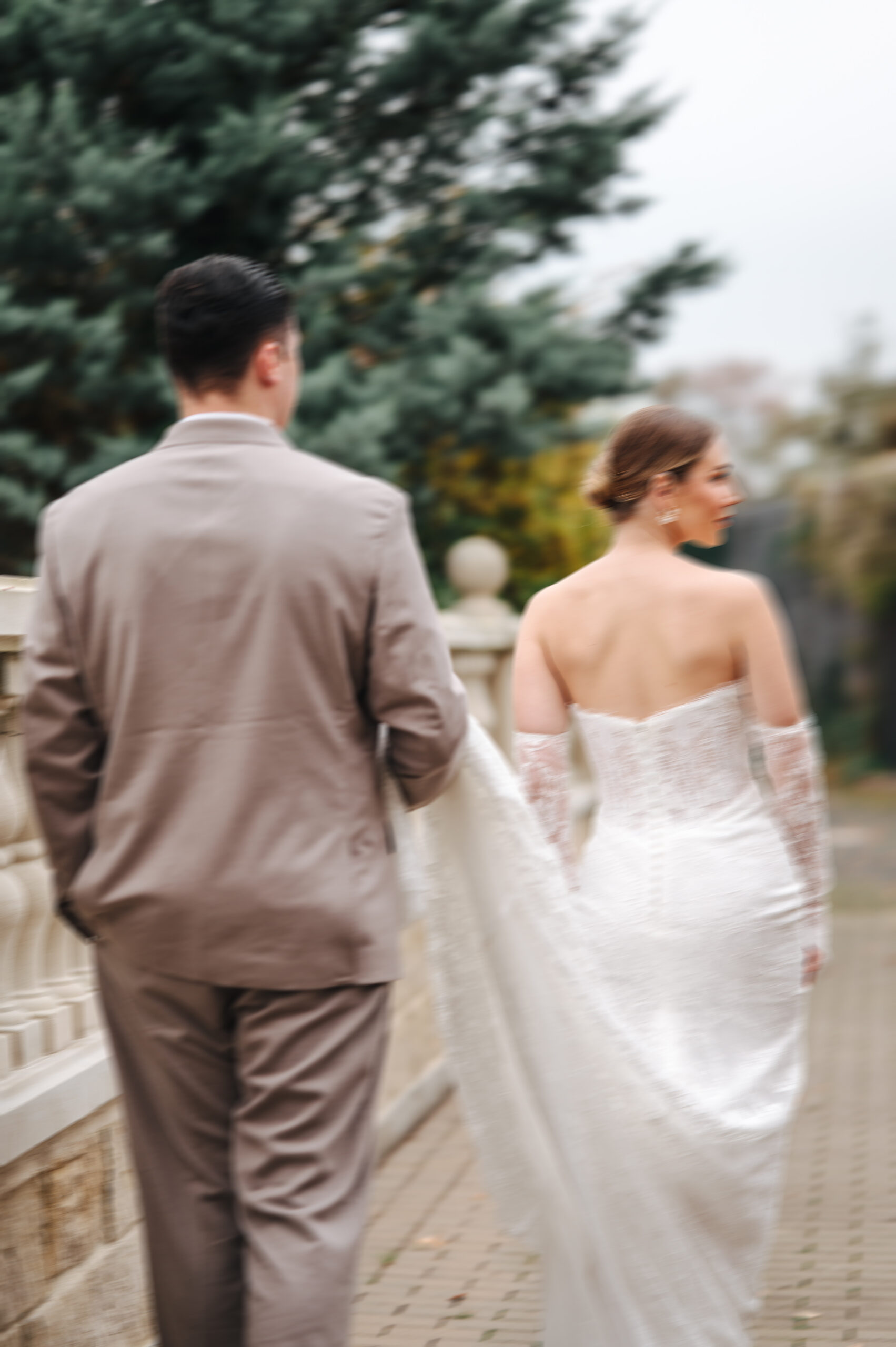Brautpaar bei einem intimen Elopement an der Ostsee