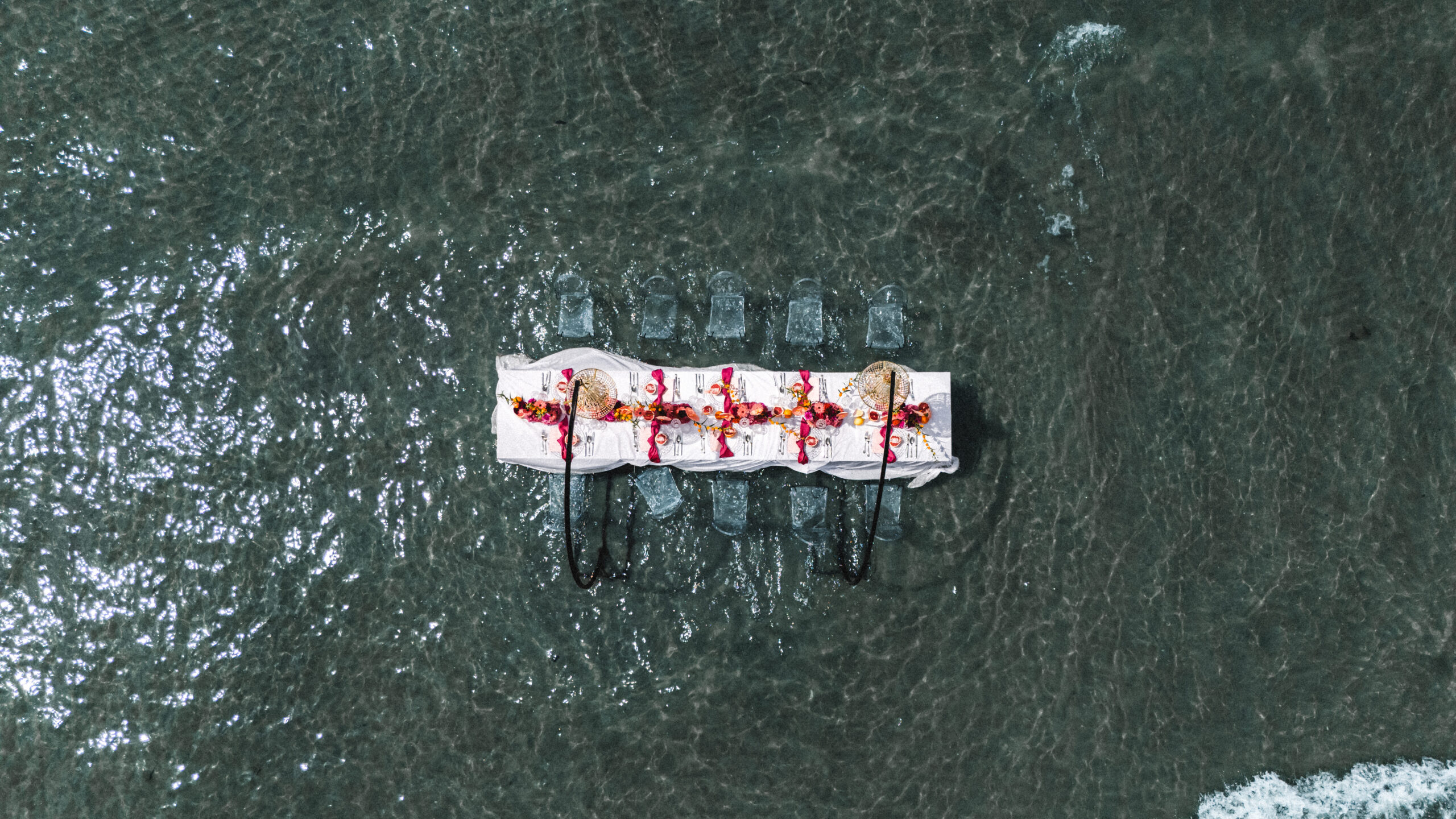 Tisch-Setting einer Hochzeit in der Ostsee. 