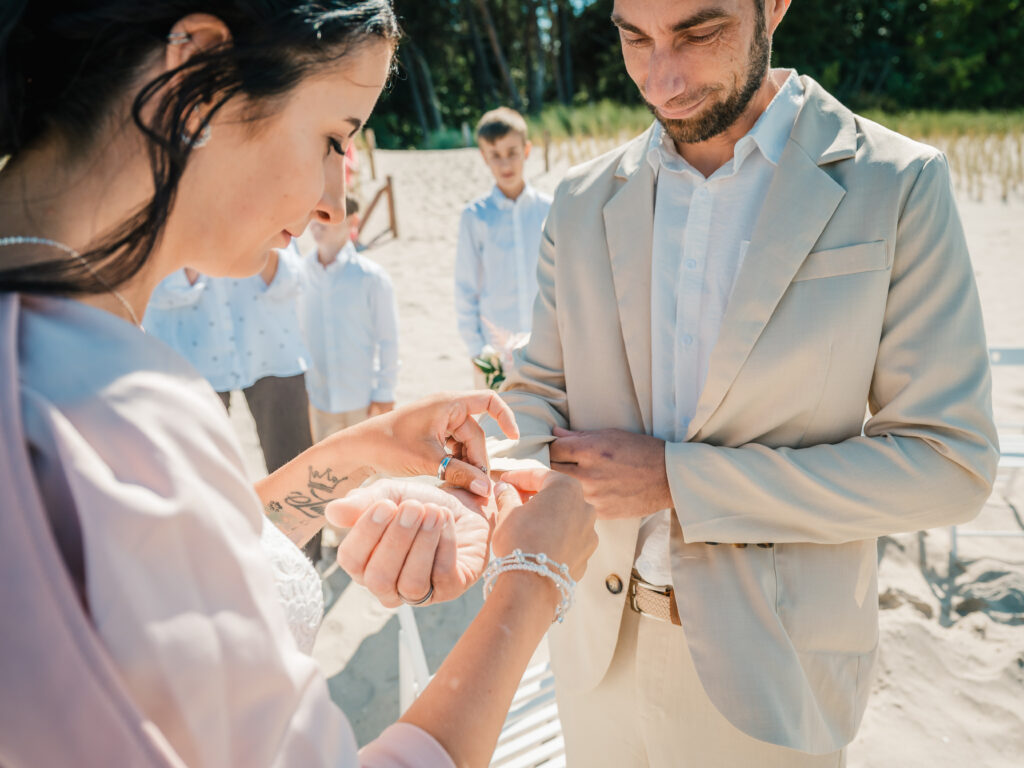 Eheversprechen und Trauritual am Strand -  kleine Hochzeit an der Ostsee, im kleinen Kreis auf Rügen heiraten
